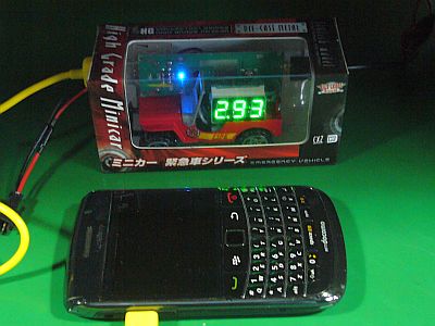 図7:“箱入れ制御部”で充電中 <click>→図8:百均「ミニカー」にセットした「充・放電制御部」