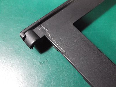 図1:前枠左下がひび割れた「PC110」 <click>→図2:補強用に小L金具を張り付けてみた