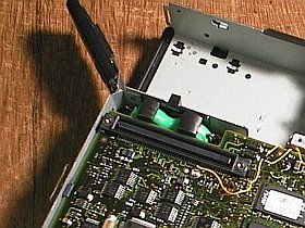 電池ホルダの下部(2個所)