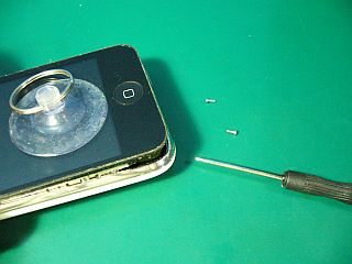 図5:「吸着具」で上蓋を開ける <click>→図6:留めビスはプラス型