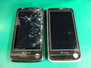 図1:左:ガラス割れ品、右:ロックド品 <click>→図2:左:放射線チェッカー、右:今回の修復品で測定中