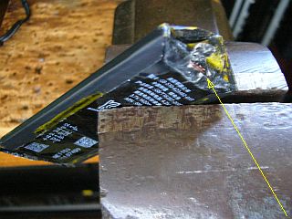 図3:膨らみを押さえたら、内部ショート <click>→図4:尻部が破裂