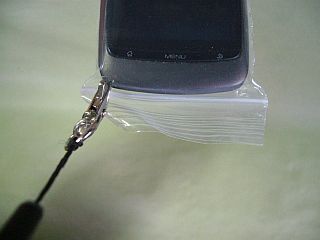 図5:首紐の仮付け <click>→図6:小孔から充電