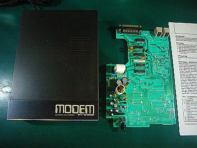 図1:modem「PV-A1200」の外装と内部(部品取り外し後) <click>→図2:電源部と入出力部は残した