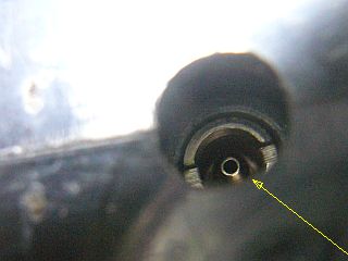 図3:銃側の受け口 <click>→図4:専用品と市販品の注入口の違い