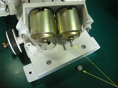 図5:ギアがすっぽ抜け <click>→図6:モーター部の分解も容易だ