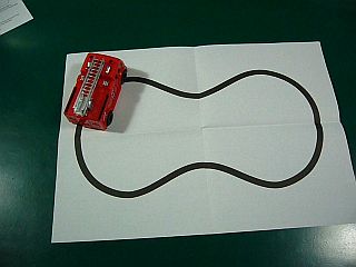 図2:付属のコースで試走 <click>→動画1:黒線上を走る消防車