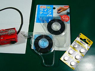 図5:貼る「ライン・テープ」と電池LR44 <click>→図6:「突起」がラインを引っ掻くか?