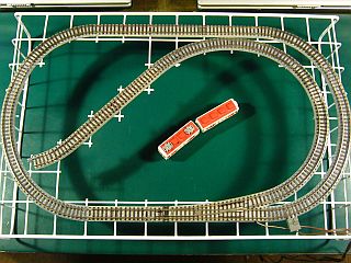 図1:「ワイヤーラティス」を利用した線路群支え <click>→図2:借景ジオラマ改!