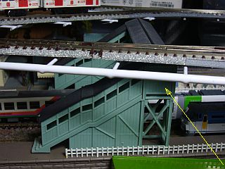 図3:構内跨線橋の高さが問題 <click>→図4:跨線橋の元の位置