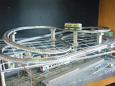 図7:アクリル板を敷き、高架の高さを少し下げた <click>→図8:線路群の下にアクリル板を敷いた