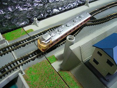 図3:重い動力車でも脱線頻発 <click>→図4:加重をしてみた.が...